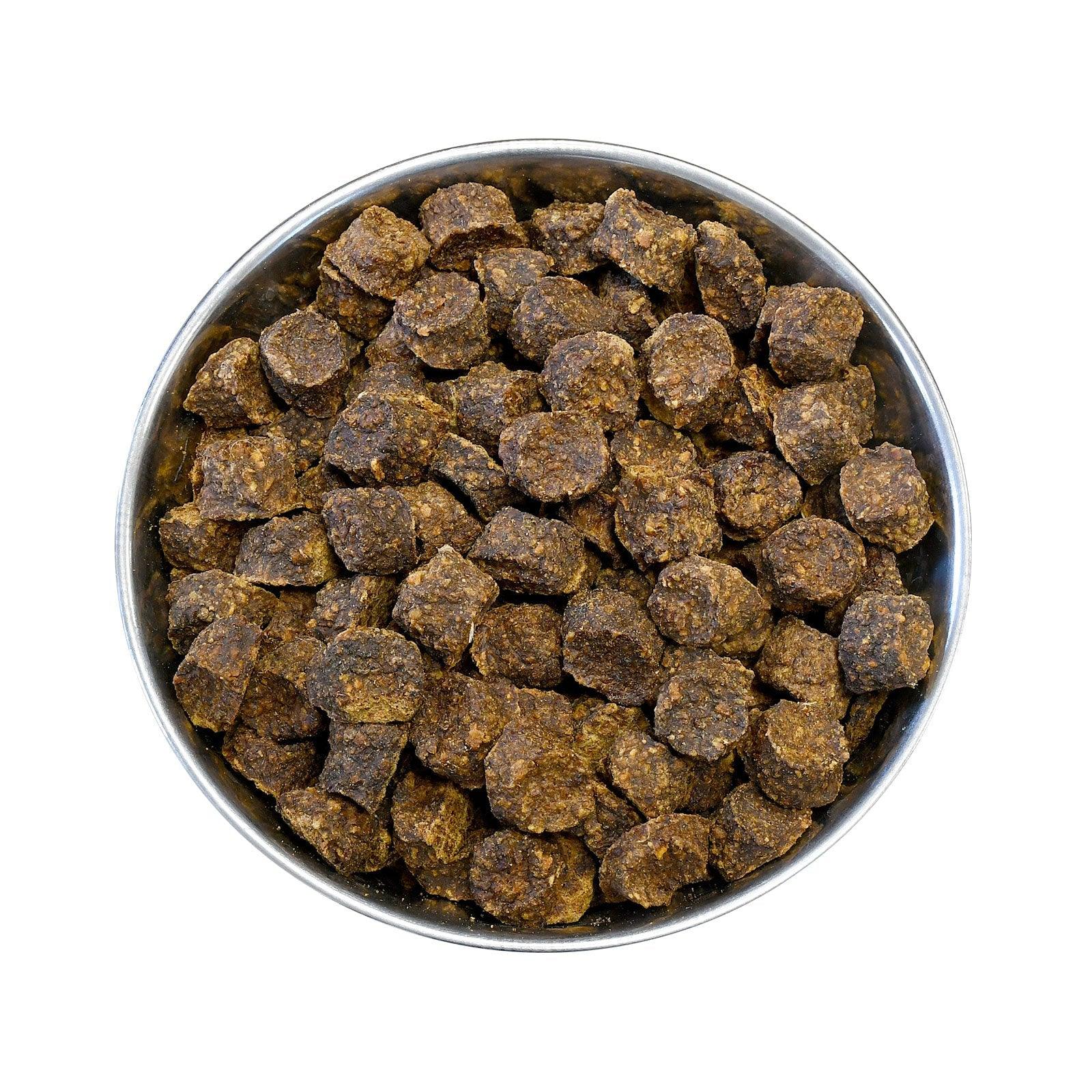 Hrană uscată superpremium cu pui pentru câini, văzută de sus într-un bol – realizată din ingrediente 100% naturale