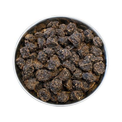 Hrană superpremium pentru câini cu vită, vedere de sus într-un bol – compoziție naturală bogată în proteine