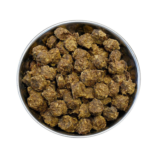 Hrană superpremium pentru câini cu miel, văzută de sus într-un bol – compoziție naturală bogată în proteine și nutrienți